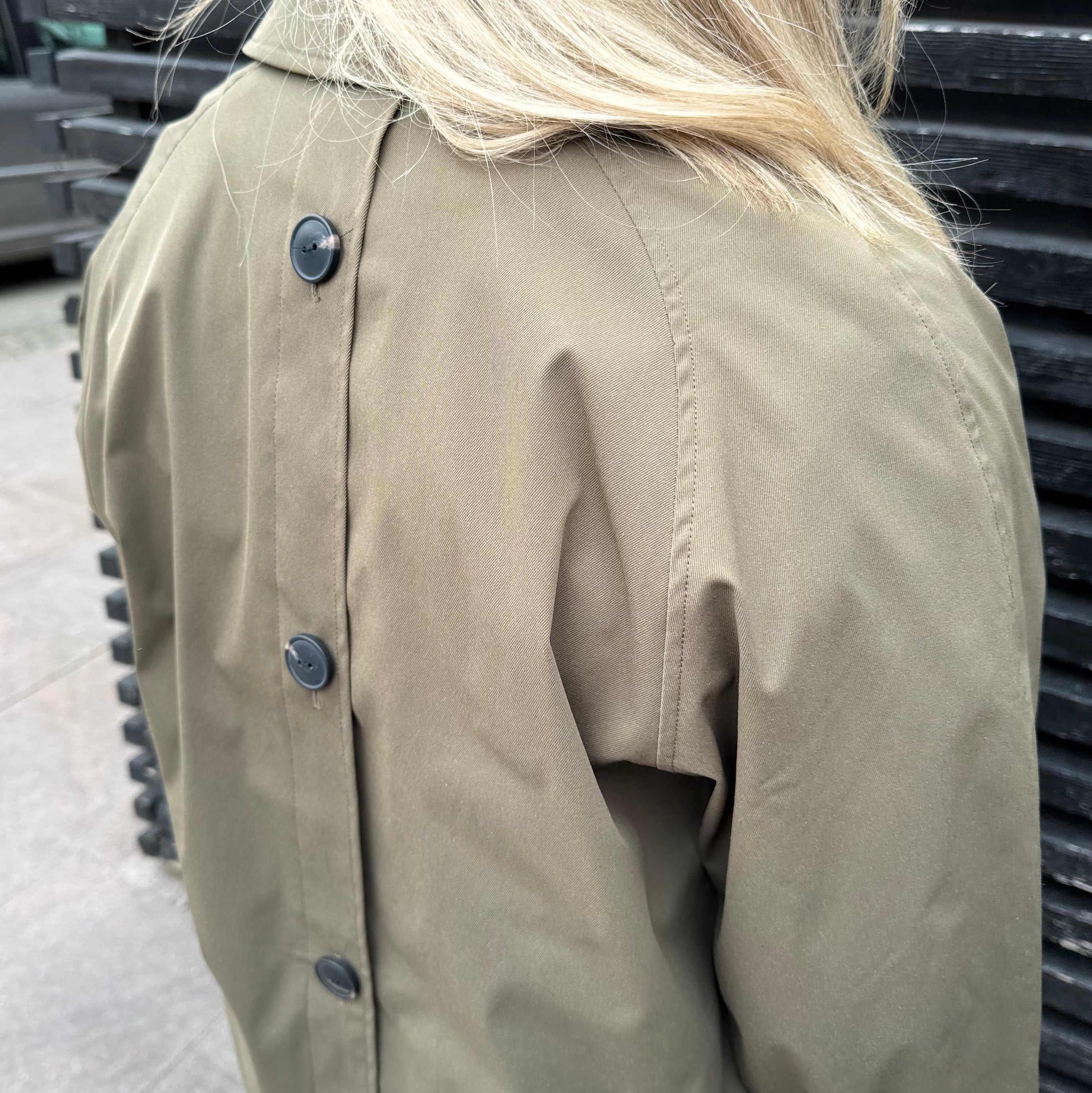 ONLY - TRENCHCOAT - EJA ORCHID BUTTON 15336403 - STONE GRAY DETAIL