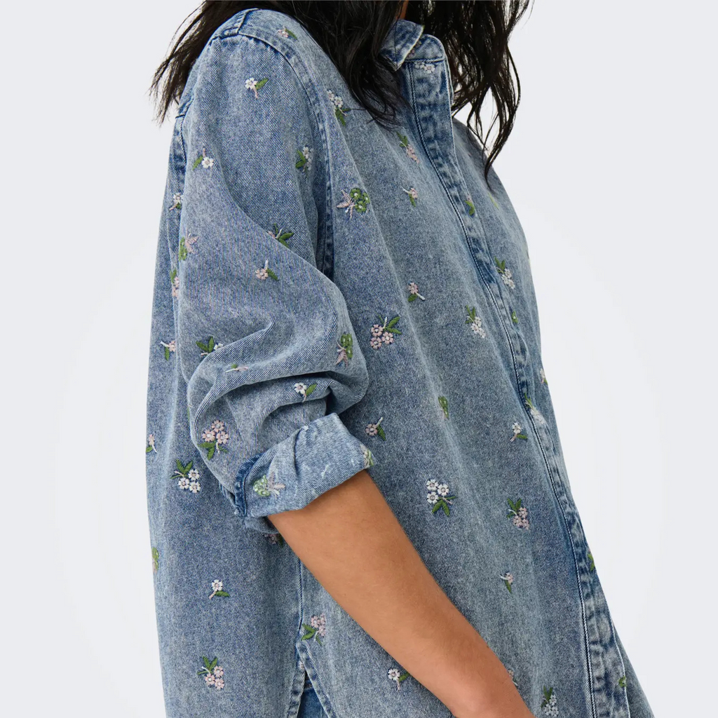 ONLY - DENIM SKJORTE - VERA 15351977 - LIGHT BLUE DENIM/FLOWER EMBROIDERY