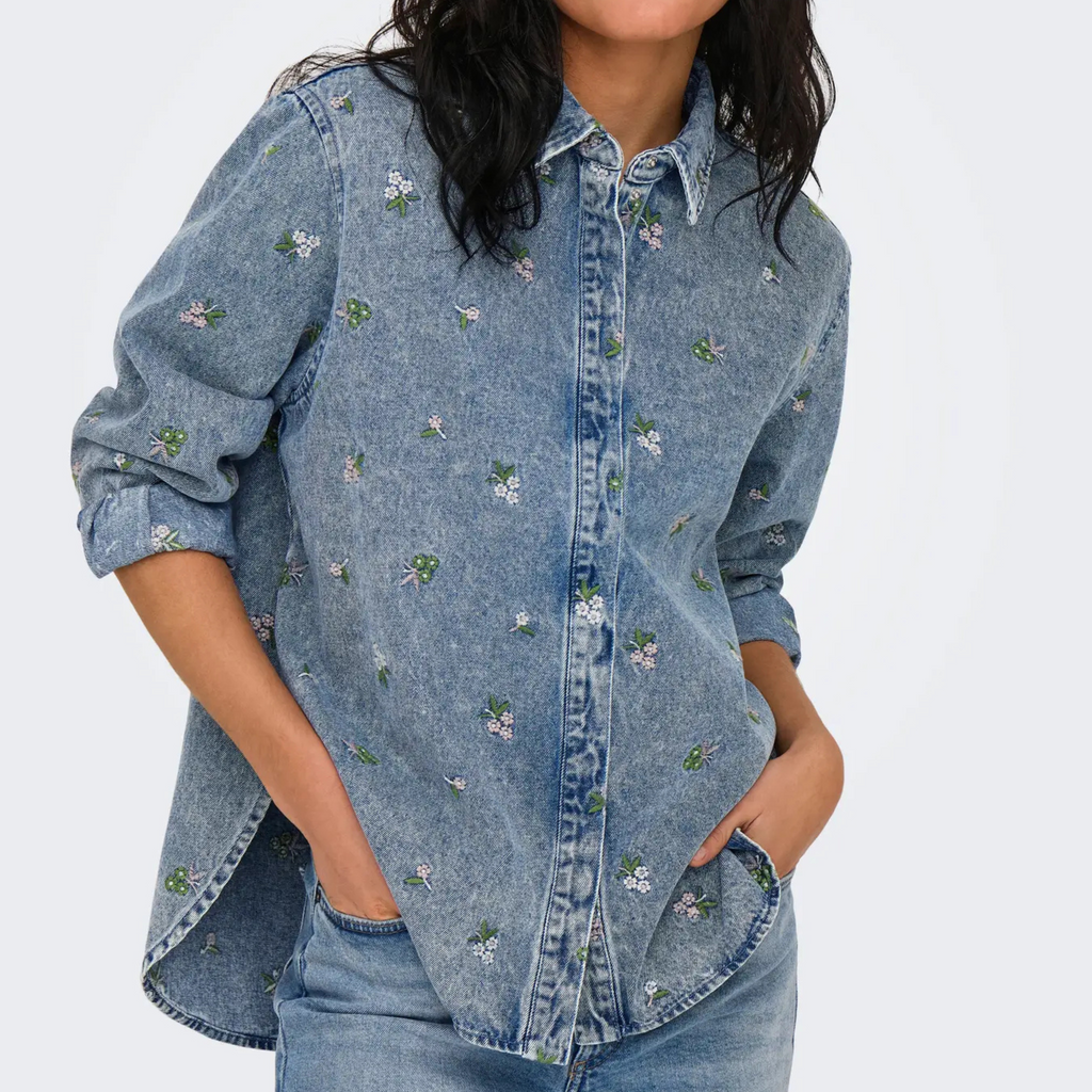 ONLY - DENIM SKJORTE - VERA 15351977 - LIGHT BLUE DENIM/FLOWER EMBROIDERY