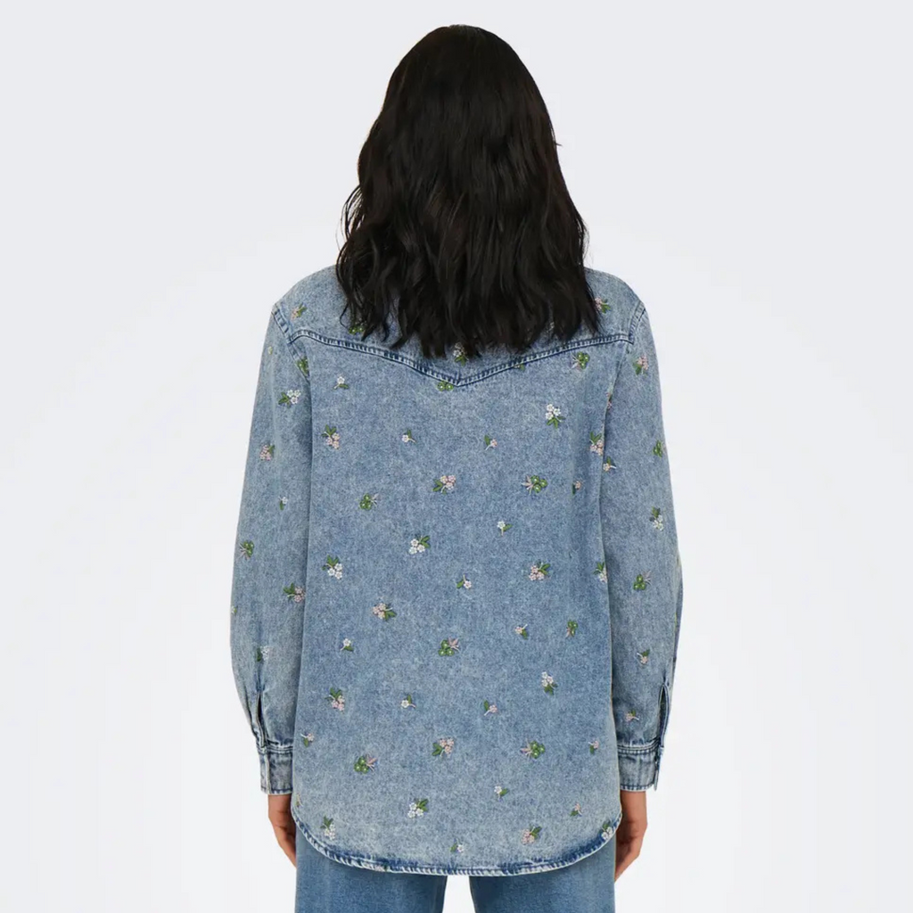 ONLY - DENIM SKJORTE - VERA 15351977 - LIGHT BLUE DENIM/FLOWER EMBROIDERY
