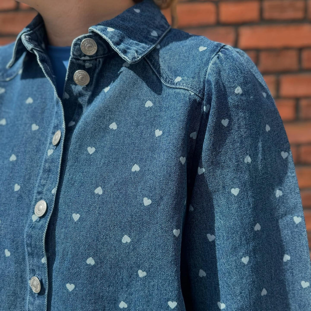 PIECES - DENIMSKJORTE - NEA 17151579 - MEDIUM BLUE DENIM/HEARTS