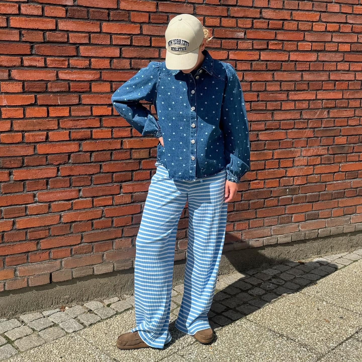 PIECES - DENIMSKJORTE - NEA 17151579 - MEDIUM BLUE DENIM/HEARTS