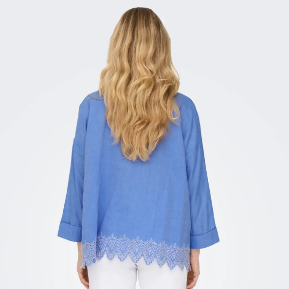 ONLY - SKJORTE - GRACES TULUM 15343165 - BLUE BONNET/BRIGHT WHITE EMB.