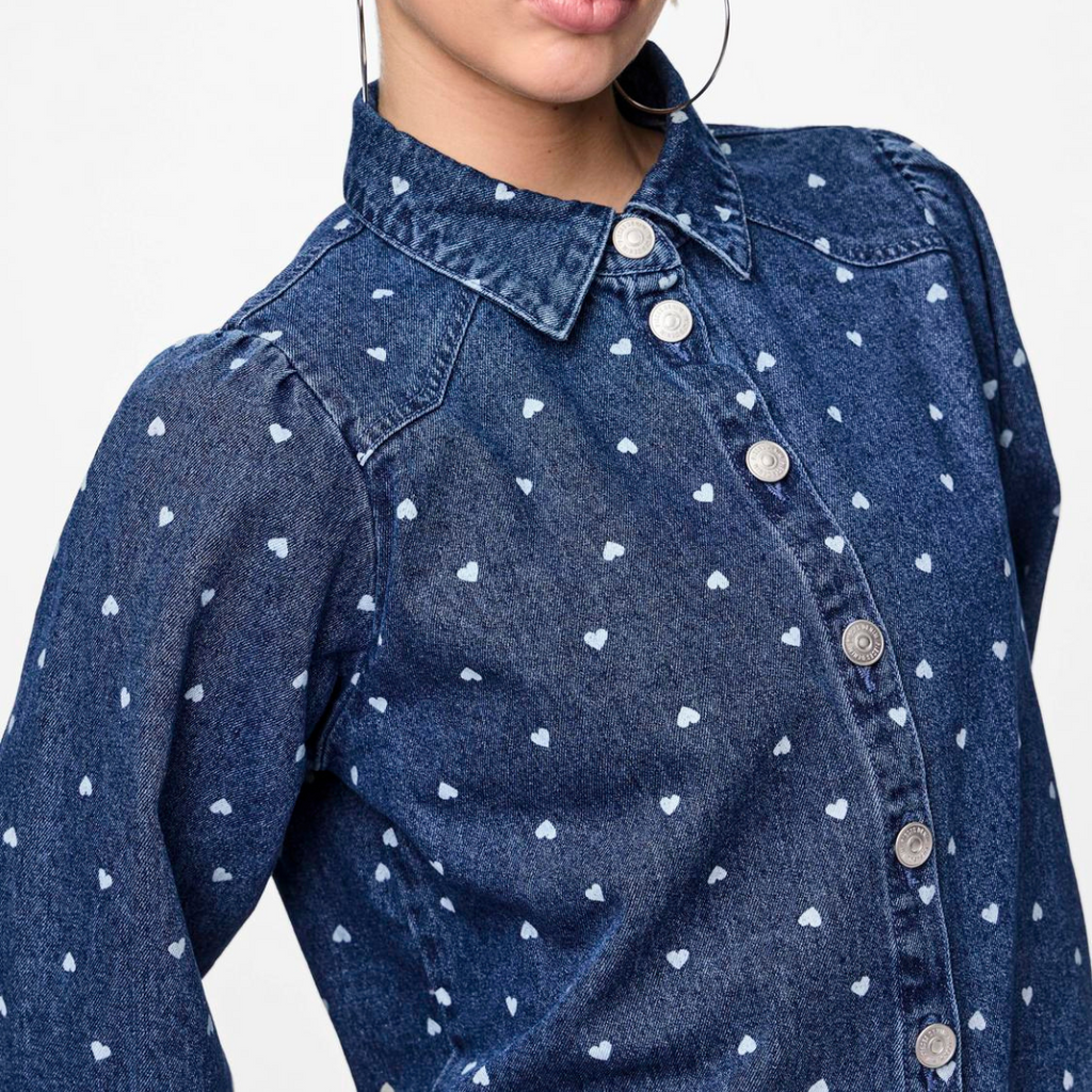 PIECES - DENIMSKJORTE - NEA 17151579 - MEDIUM BLUE DENIM/HEARTS