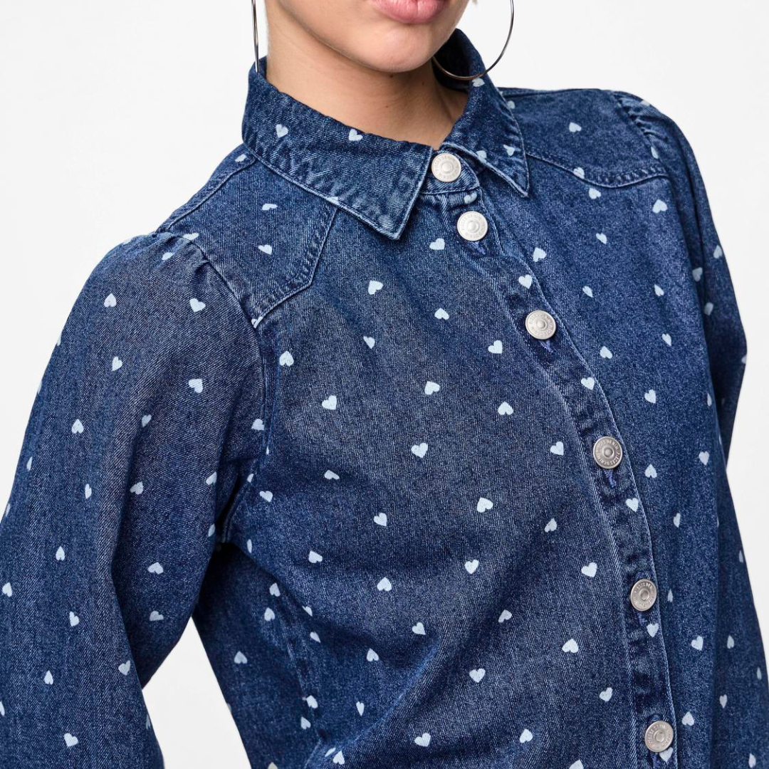 PIECES - DENIMSKJORTE - NEA 17151579 - MEDIUM BLUE DENIM/HEARTS