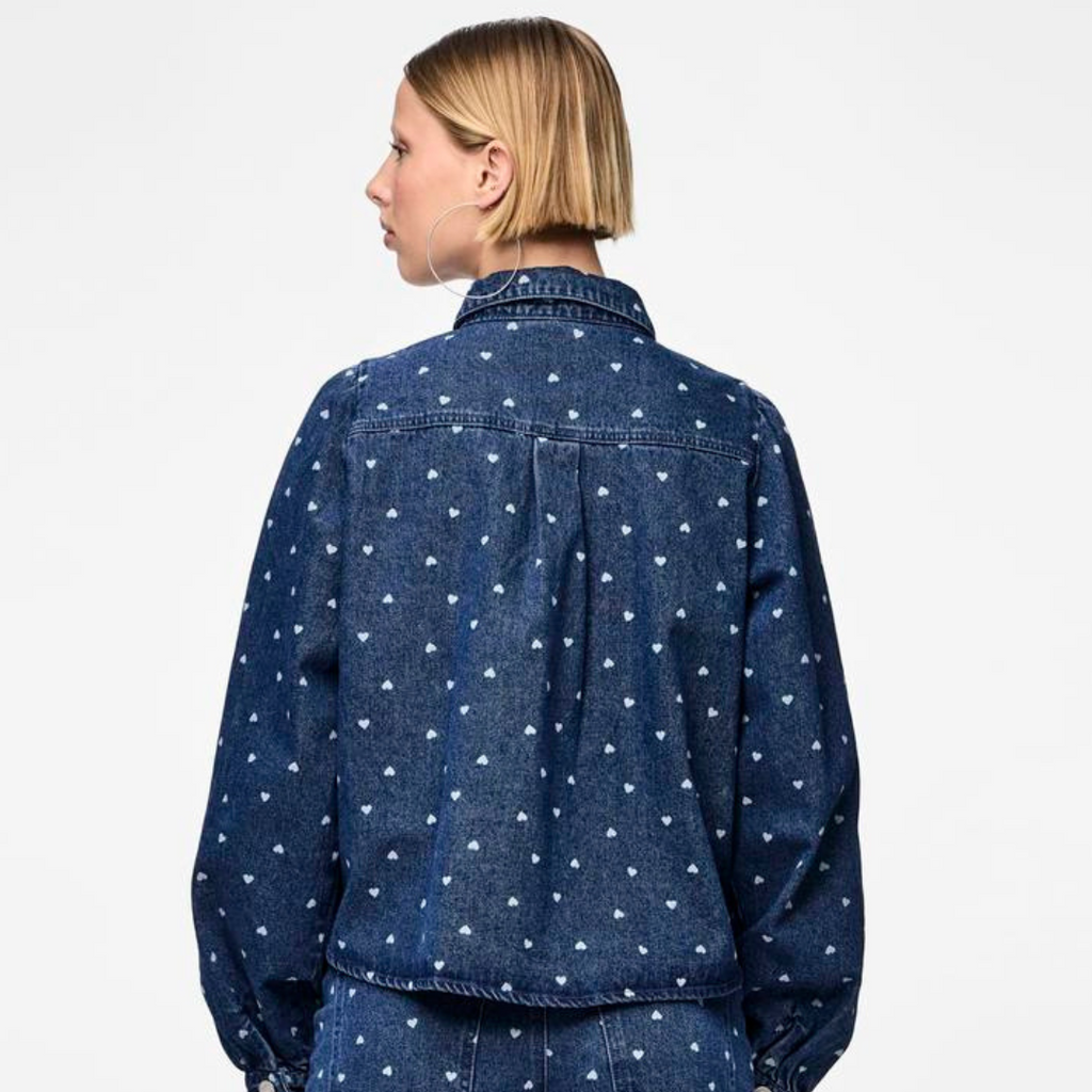 PIECES - DENIMSKJORTE - NEA 17151579 - MEDIUM BLUE DENIM/HEARTS