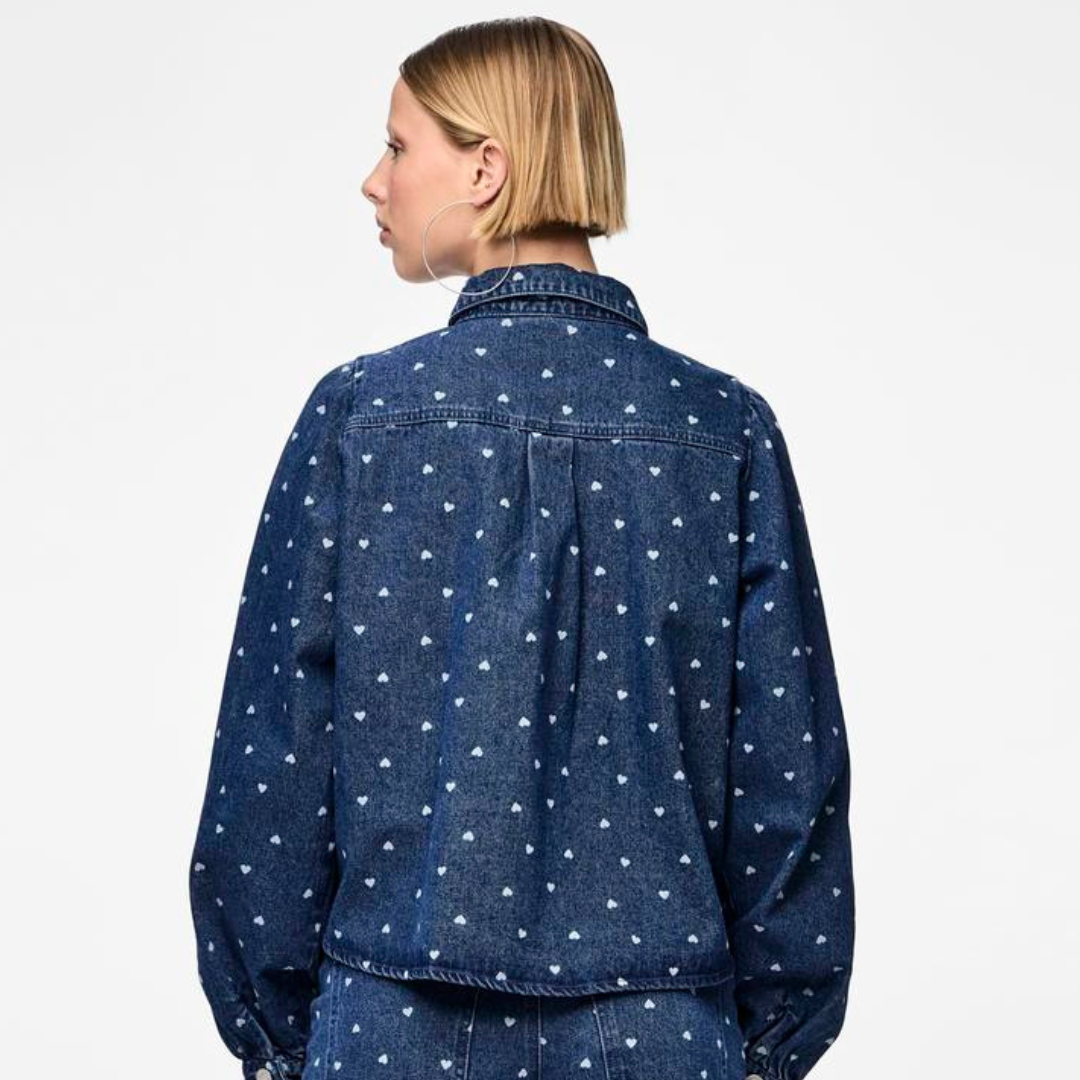 PIECES - DENIMSKJORTE - NEA 17151579 - MEDIUM BLUE DENIM/HEARTS