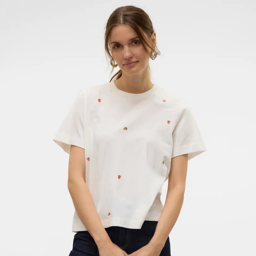 VERO MODA - T-SHIRT - SOLVEI METTE 10325318 - SNOW WHITE PRINT/STRAWBERRIES