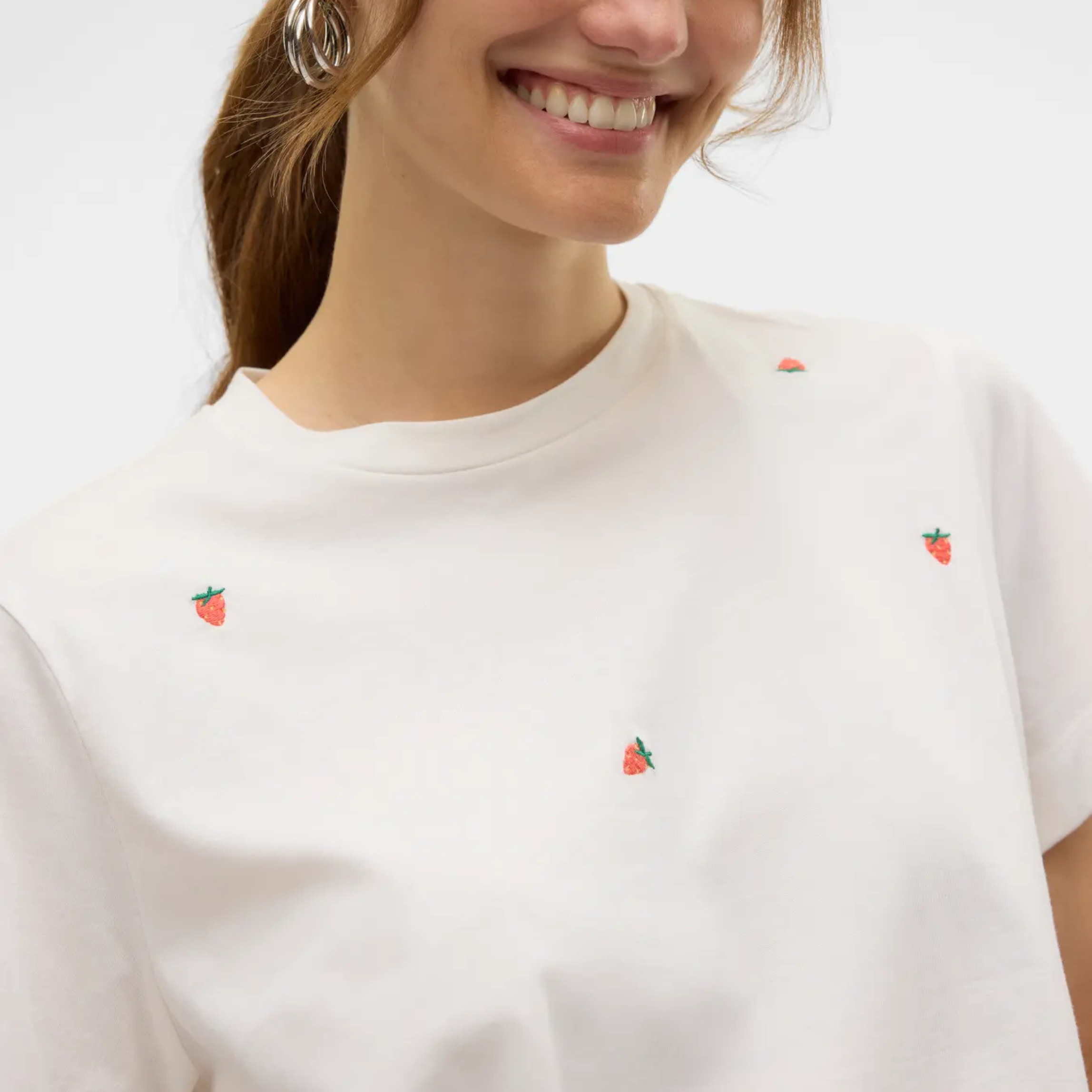 VERO MODA - T-SHIRT - SOLVEI METTE 10325318 - SNOW WHITE PRINT/STRAWBERRIES