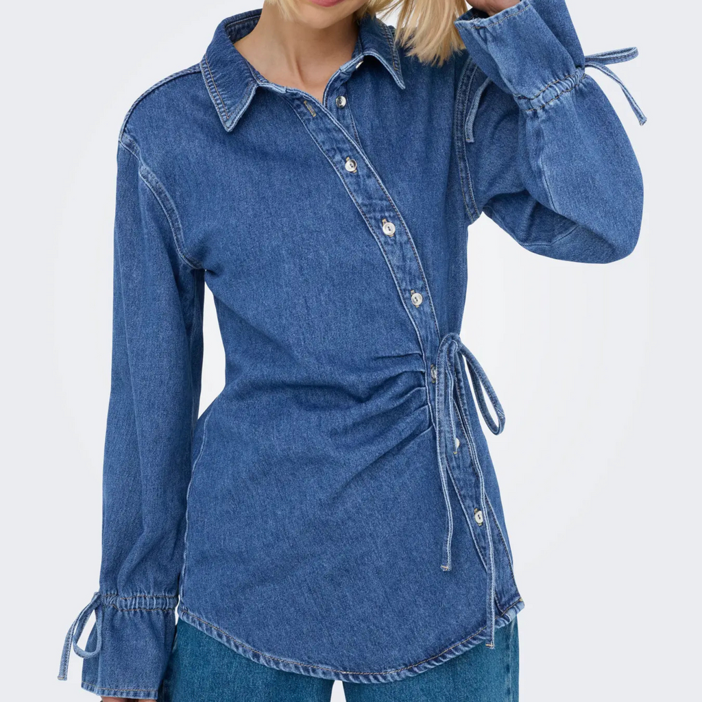 ONLY - SKJORTE - SMILLA ASYM TIE 15360423 - MEDIUM BLUE DENIM