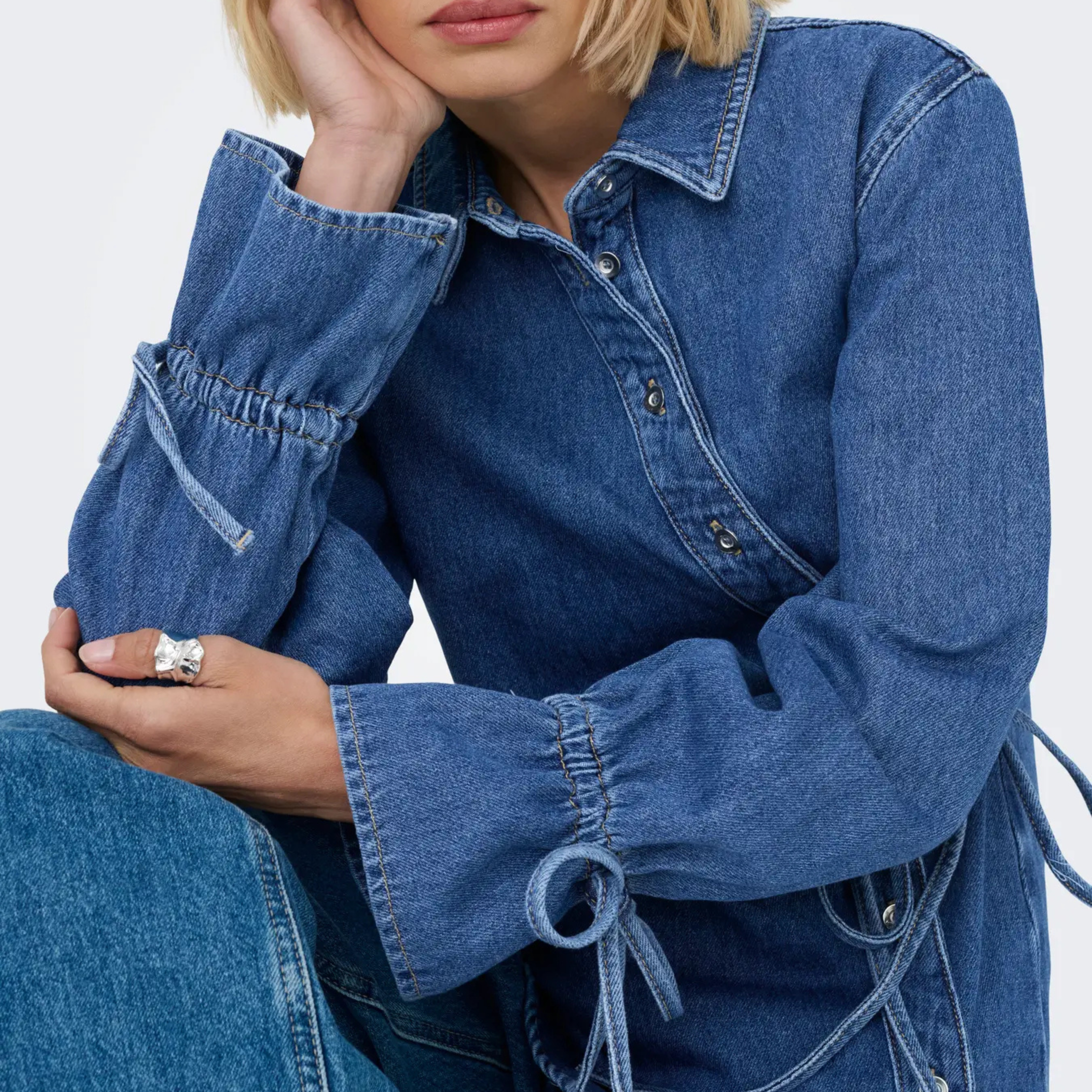 ONLY - SKJORTE - SMILLA ASYM TIE 15360423 - MEDIUM BLUE DENIM